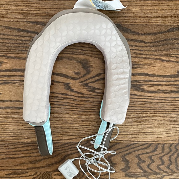 Like new! Homedics neck and shoulder messager with heat - Picture 5 of 5